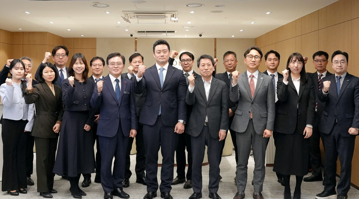 ▲(사진 앞줄 왼쪽부터 네 번째) 진교훈 서울 강서구청장, 다섯 번째 김영훈 강서금융센터장, 여섯 번째 박봉권 대표이사, 일곱 번째 조성호 자산관리부문장 (사진제공= 교보증권)