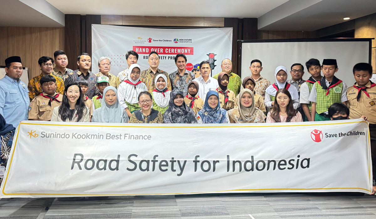 ▲SKBF, 인도네시아 교통부, 서자카르타 교육부, 지원 대상 학교 관계자 등이 이양식에 참석하여 기념 촬영을 진행하고 있다. (사진제공 = KB캐피탈)