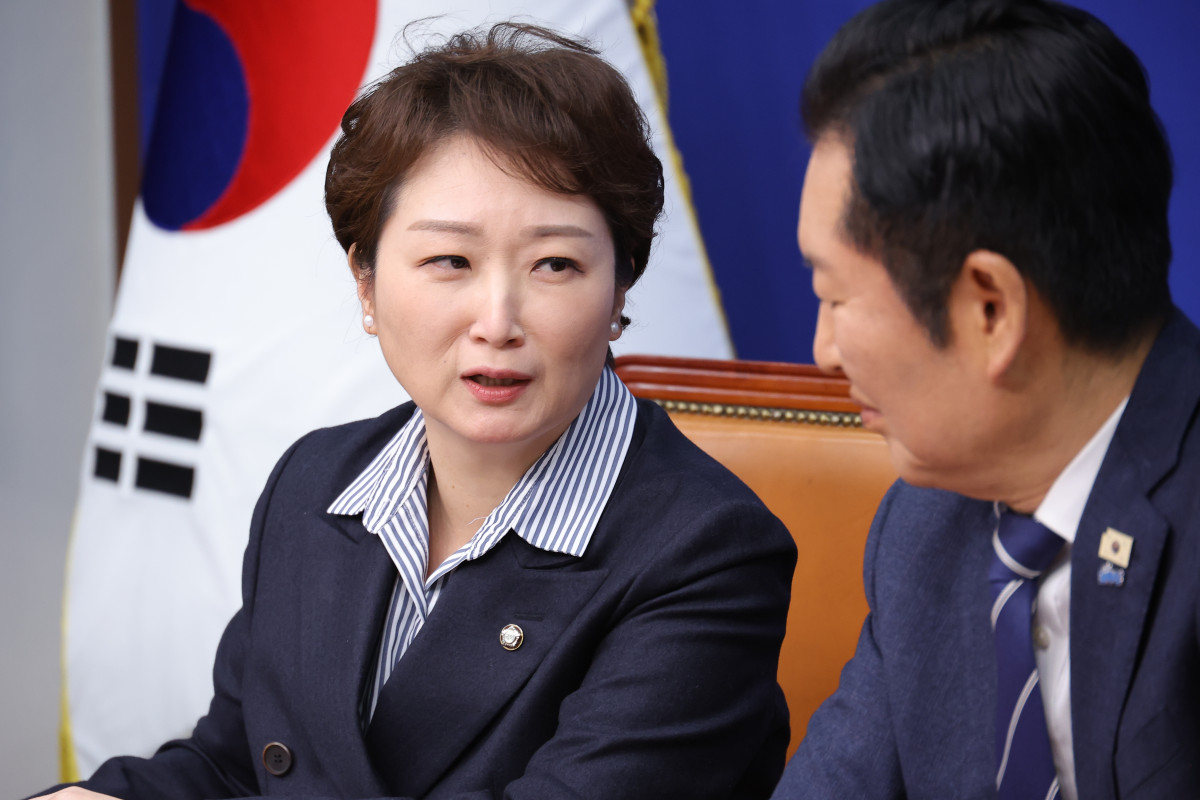 ▲더불어민주당 정청래 대표와 이언주 최고위원이 4일 서울 여의도 국회에서 열린 최고위원회의에서 대화하고 있다. (연합뉴스)