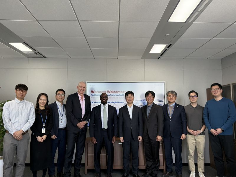 ▲서울 중구 NH농협은행 본사에서 AI데이터부문 임직원과 파이어블락스 임직원들이 기념촬영을 하고 있다.  (농협은행)