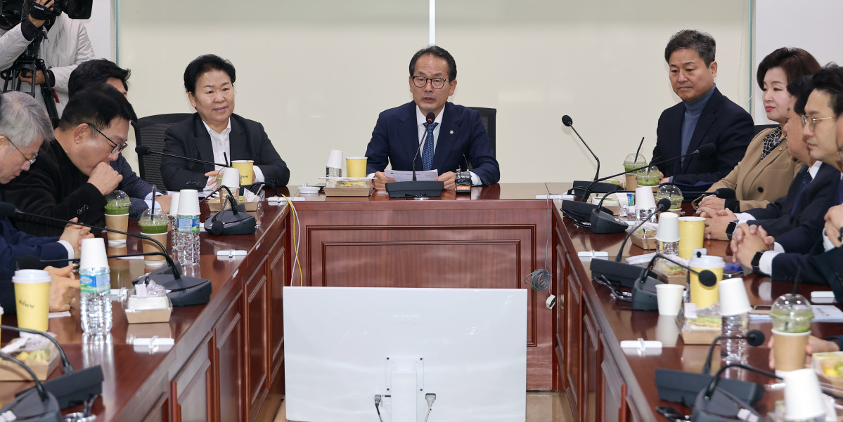 ▲더불어민주당 재선 의원 모임인 '더민재' 강준현 의원 등이 4일 국회 의원회관에서 모임을 열고 합당 추진 등 당내 현안에 관해 논의하고 있다 (연합뉴스)