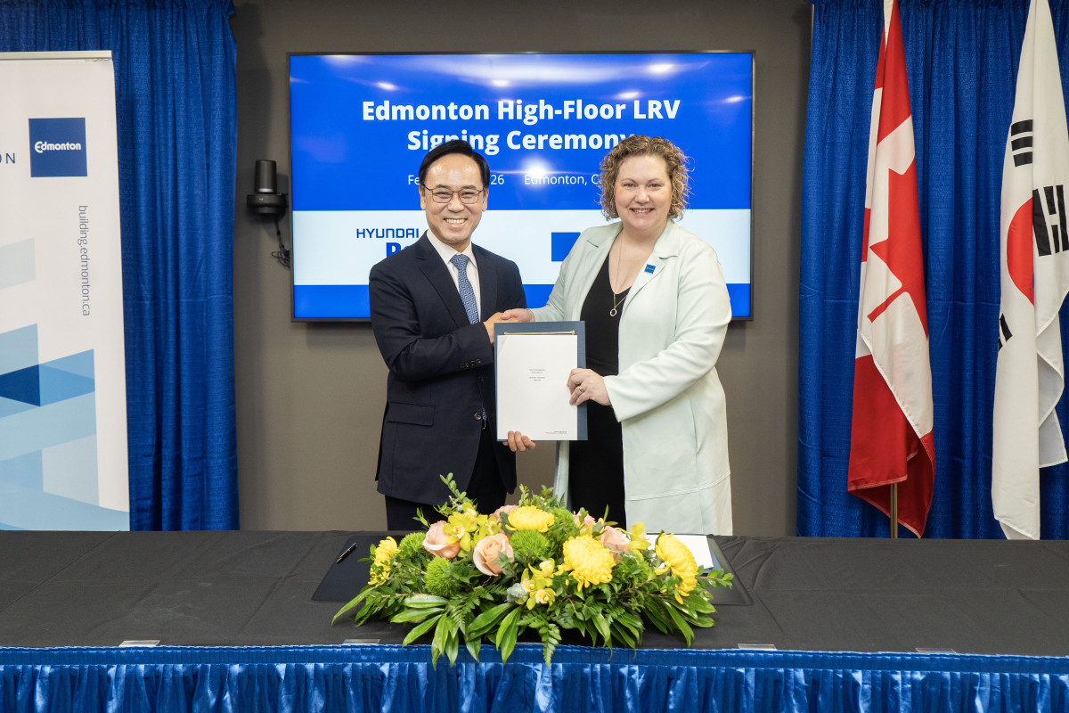 ▲이용배 현대로템 대표이사 사장(왼쪽)과 새라 니콜스 에드먼턴시 행정부시장이 3일(현지시간) 캐나다 앨버타주 에드먼턴시에서 열린 에드먼턴 고상형 경전철 계약식에서 기념촬영을 하고 있다. (사진제공=현대로템)