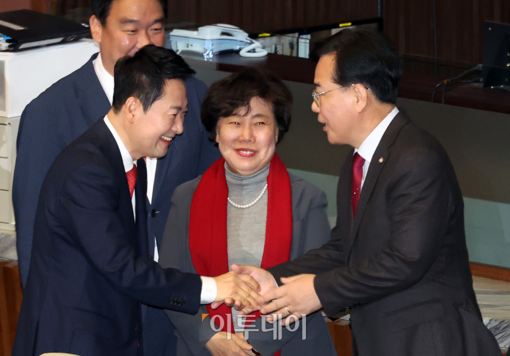 ▲장동혁(왼쪽) 국민의힘 대표가 4일 서울 여의도 국회에서 열린 본회의에서 교섭단체 대표연설을 마치고 송언석 원내대표를 비롯한 의원들과 인사하고 있다. 고이란 기자 photoeran@