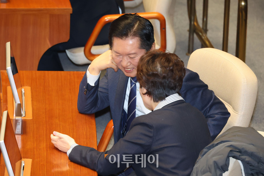 ▲정청래(왼쪽) 더불어민주당 대표와 이언주 최고위원이 4일 서울 여의도 국회에서 열린 본회의에서 대화하고 있다. 고이란 기자 photoeran@