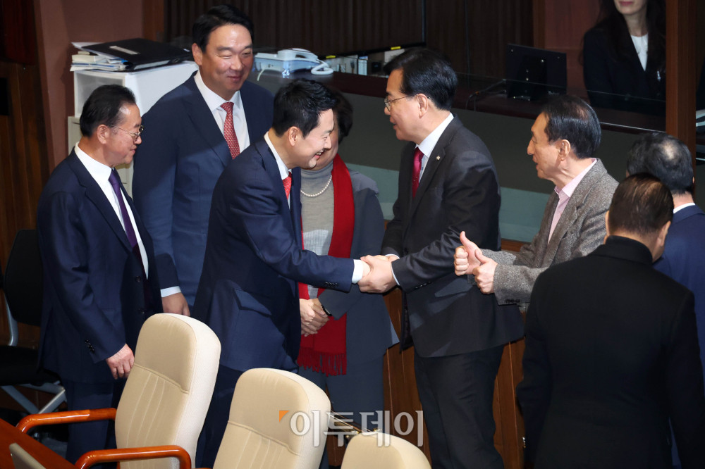 ▲장동혁 국민의힘 대표가 4일 서울 여의도 국회에서 열린 본회의에서 교섭단체 대표연설을 마치고 송언석 원내대표를 비롯한 의원들과 인사하고 있다. 고이란 기자 photoeran@