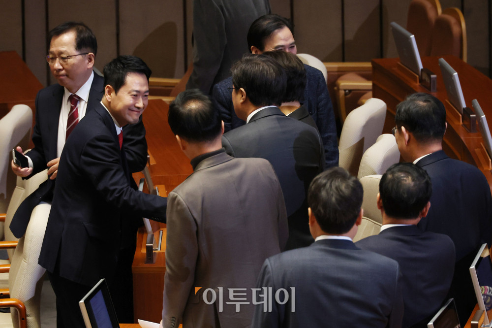▲장동혁 국민의힘 대표가 4일 서울 여의도 국회에서 열린 본회의에서 교섭단체 대표연설을 마치고 의원들과 인사하고 있다. 고이란 기자 photoeran@