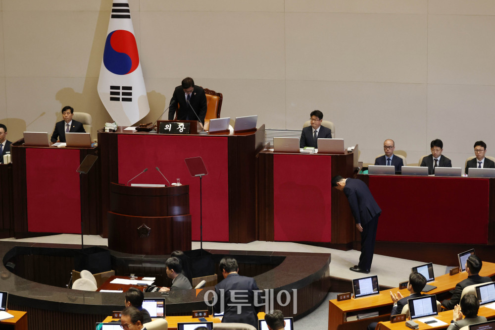 ▲장동혁 국민의힘 대표가 4일 서울 여의도 국회에서 열린 본회의에서 교섭단체 대표연설을 마치고 우원식 국회의장을 향해 인사하고 있다. 고이란 기자 photoeran@