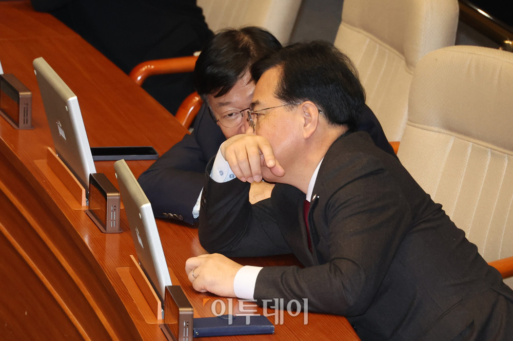 ▲송언석(오른쪽) 국민의힘 원내대표와 정점식 정책위의장이 4일 서울 여의도 국회에서 열린 본회의에서 대화하고 있다. 고이란 기자 photoeran@