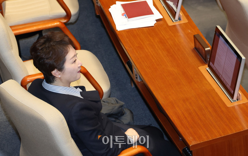 ▲이언주 더불어민주당 최고위원이 4일 서울 여의도 국회 본회의에서 정청래 당대표 자리에 앉아있다. 고이란 기자 photoeran@