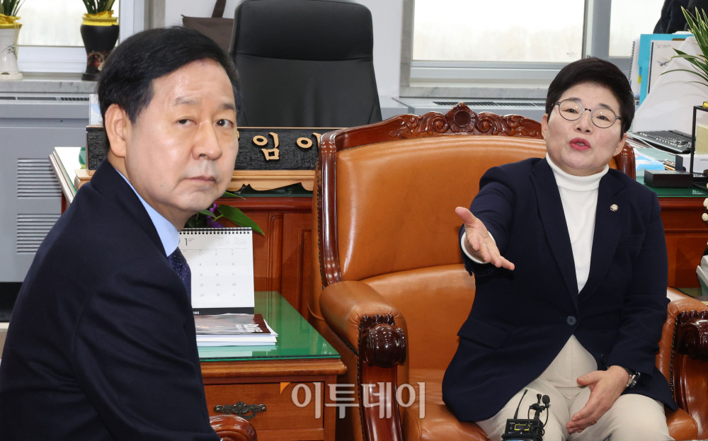 ▲구윤철(왼쪽) 경제부총리 겸 재정경제부 장관이 4일 서울 여의도 국회에서 임이자 재정경제기획위원장과 만나 대화하고 있다. 고이란 기자 photoeran@