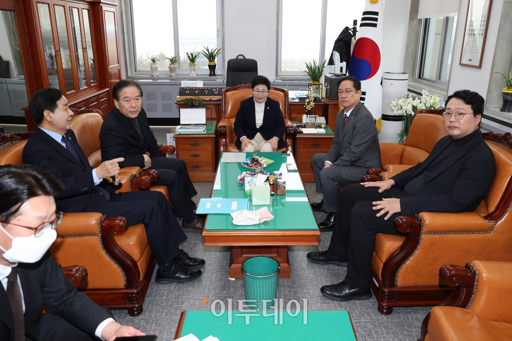 ▲구윤철 경제부총리 겸 재정경제부 장관이 4일 서울 여의도 국회에서 임이자 재정경제기획위원장을 비롯한 위원들을 만나 대화고 있다. 고이란 기자 photoeran@