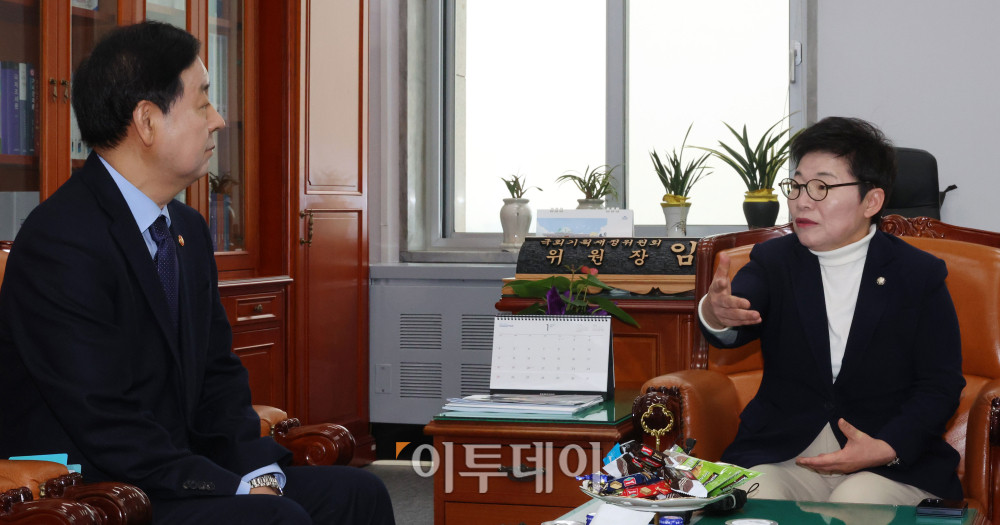 ▲구윤철(왼쪽) 경제부총리 겸 재정경제부 장관이 4일 서울 여의도 국회에서 임이자 재정경제기획위원장과 만나 대화하고 있다. 고이란 기자 photoeran@