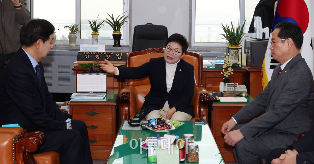 ▲구윤철(왼쪽) 경제부총리 겸 재정경제부 장관이 4일 서울 여의도 국회에서 임이자(가운데) 재정경제기획위원장과 만나 대화하고 있다. 고이란 기자 photoeran@