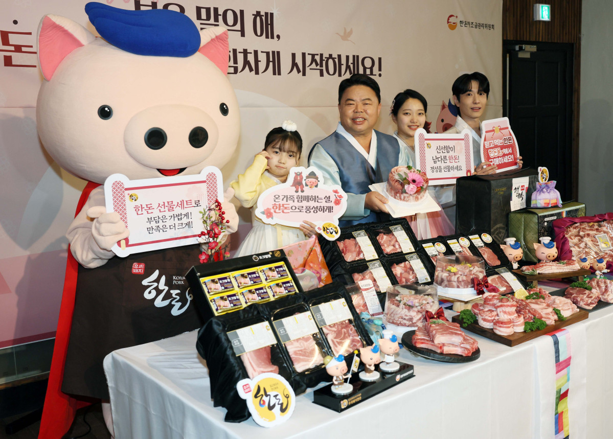 ▲이기홍 한돈자조금관리위원회 위원장 등이 4일 서울 중구 정동1928아트센터에서 ‘설 명절 한돈 선물세트 캠페인’을 갖고 있다. 이번 설 명절 한돈 선물세트는 총 30개 브랜드사가 참여해 구성됐으며, 11일까지 한돈자조금 온라인몰인 한돈몰을 통해 만나볼 수 있다. 4만원 대 실속형부터 10만원 대 프리미엄 세트까지 선택의 폭을 넓혀 소비자 취향과 수요에 맞춘 구성이 특징이다. 행사 기간동안 20%까지 할인 혜택도 제공된다. 신태현 기자 holjjak@