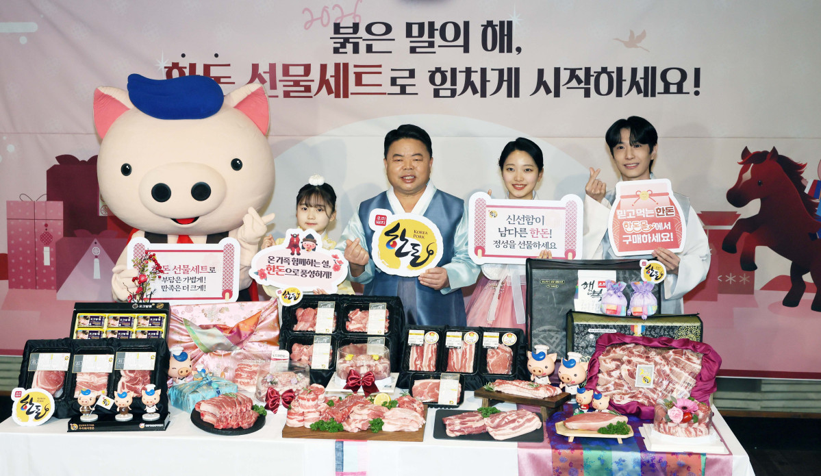 ▲이기홍 한돈자조금관리위원회 위원장 등이 4일 서울 중구 정동1928아트센터에서 ‘설 명절 한돈 선물세트 캠페인’을 갖고 있다. 이번 설 명절 한돈 선물세트는 총 30개 브랜드사가 참여해 구성됐으며, 11일까지 한돈자조금 온라인몰인 한돈몰을 통해 만나볼 수 있다. 4만원 대 실속형부터 10만원 대 프리미엄 세트까지 선택의 폭을 넓혀 소비자 취향과 수요에 맞춘 구성이 특징이다. 행사 기간동안 20%까지 할인 혜택도 제공된다. 신태현 기자 holjjak@