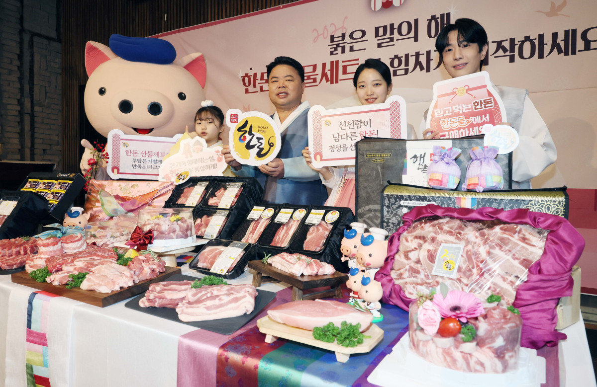 ▲이기홍 한돈자조금관리위원회 위원장 등이 4일 서울 중구 정동1928아트센터에서 ‘설 명절 한돈 선물세트 캠페인’을 갖고 있다. 이번 설 명절 한돈 선물세트는 총 30개 브랜드사가 참여해 구성됐으며, 11일까지 한돈자조금 온라인몰인 한돈몰을 통해 만나볼 수 있다. 4만원 대 실속형부터 10만원 대 프리미엄 세트까지 선택의 폭을 넓혀 소비자 취향과 수요에 맞춘 구성이 특징이다. 행사 기간동안 20%까지 할인 혜택도 제공된다. 신태현 기자 holjjak@