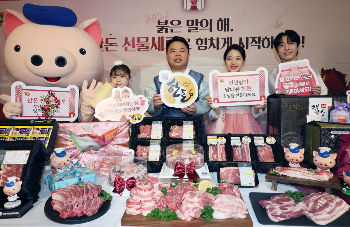▲이기홍 한돈자조금관리위원회 위원장 등이 4일 서울 중구 정동1928아트센터에서 ‘설 명절 한돈 선물세트 캠페인’을 갖고 있다. 이번 설 명절 한돈 선물세트는 총 30개 브랜드사가 참여해 구성됐으며, 11일까지 한돈자조금 온라인몰인 한돈몰을 통해 만나볼 수 있다. 4만원 대 실속형부터 10만원 대 프리미엄 세트까지 선택의 폭을 넓혀 소비자 취향과 수요에 맞춘 구성이 특징이다. 행사 기간동안 20%까지 할인 혜택도 제공된다. 신태현 기자 holjjak@