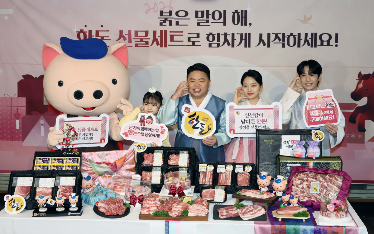 ▲이기홍 한돈자조금관리위원회 위원장 등이 4일 서울 중구 정동1928아트센터에서 ‘설 명절 한돈 선물세트 캠페인’을 갖고 있다. 이번 설 명절 한돈 선물세트는 총 30개 브랜드사가 참여해 구성됐으며, 11일까지 한돈자조금 온라인몰인 한돈몰을 통해 만나볼 수 있다. 4만원 대 실속형부터 10만원 대 프리미엄 세트까지 선택의 폭을 넓혀 소비자 취향과 수요에 맞춘 구성이 특징이다. 행사 기간동안 20%까지 할인 혜택도 제공된다. 신태현 기자 holjjak@