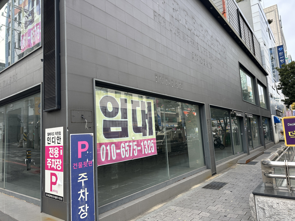 ▲지난달 28일 부산 북구 덕천동 젊음의거리에 있는 거대 상가에 임대 스티커가 붙어있다. (서이원 기자 @iwonseo96)