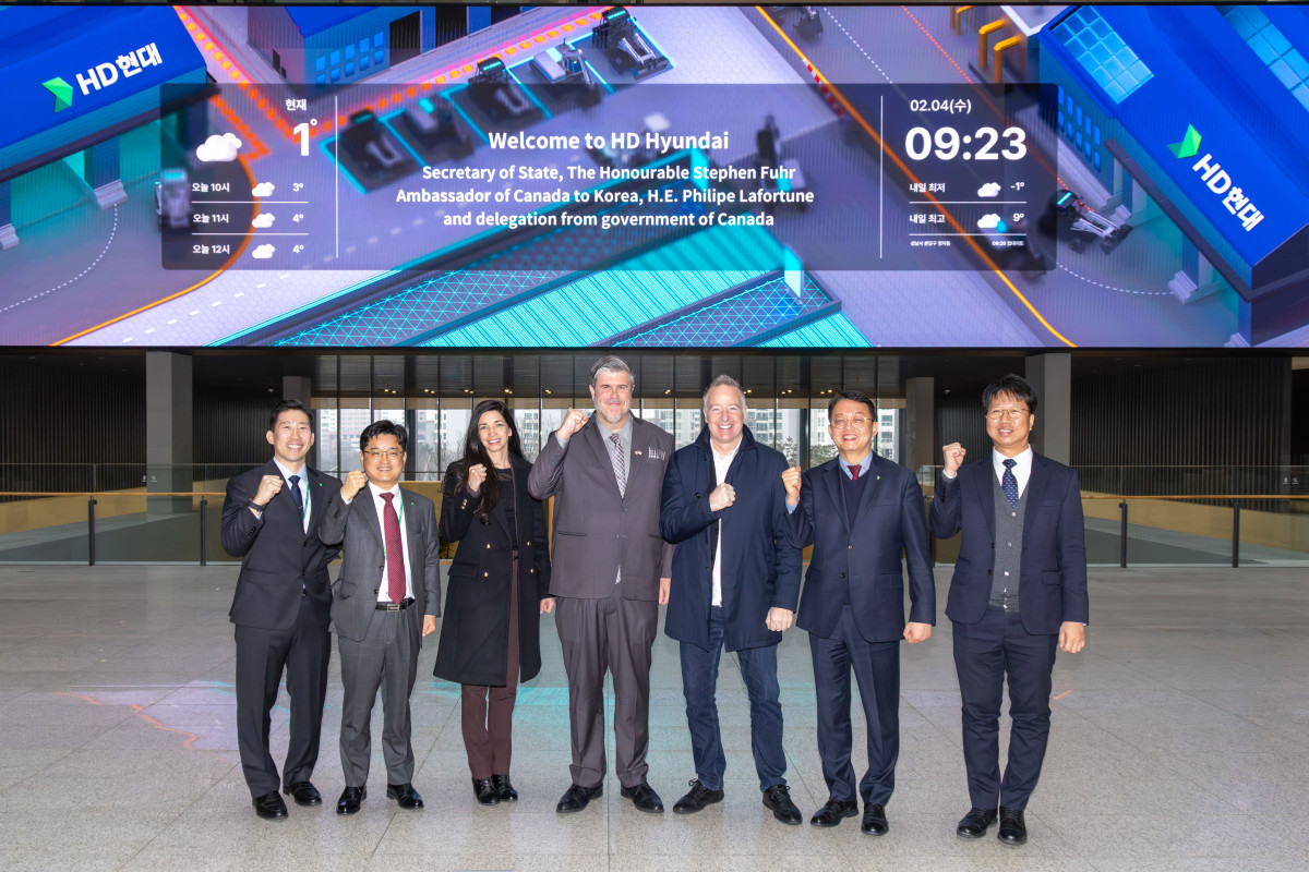 ▲스티븐 퓨어(Stephen Fuhr) 캐나다 국방조달장관 일행이 HD현대 글로벌R&D센터에서 기념 촬영을 하고 있다. 오른쪽 두 번째부터 박용열 HD현대중공업 함정사업본부장, 스티븐 퓨어 캐나다 국방조달장관, 필립 라포튠 주한 캐나다 대사. (사진제공=HD현대)