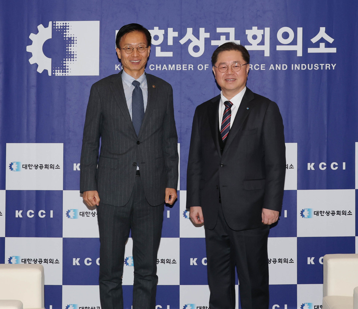 ▲박일준 대한상공회의소 상근부회장(오른쪽)은 4일 세종대로 대한상의회관에서 김용선 지식재산처장을 만나 기업의 지식재산 현안에 대해 논의했다. (사진제공=대한상의)