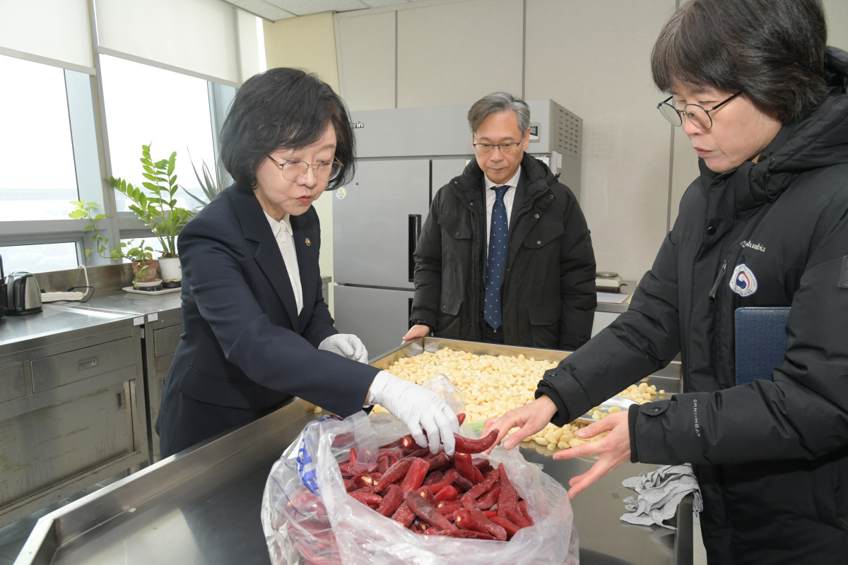 ▲오유경 식품의약품안전처장이 4일 평택수입식품검사소를 방문해 명절에 많이 소비되는 수입농산물의 검사 현장을 살펴보고 있다.  (사진제공=식품의약품안전처)