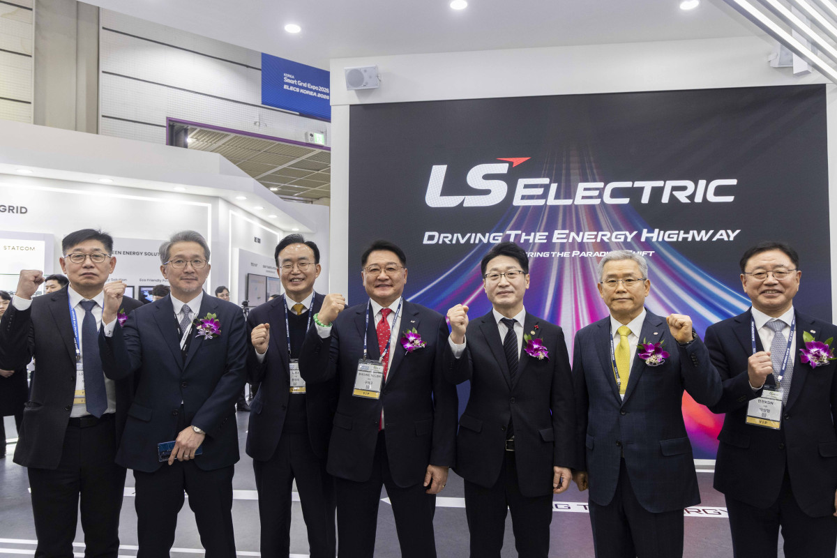 ▲LS일렉트릭이 4~6일 서울 코엑스에서 열리는 '일렉스 코리아 2026'에 참가한다. 사진은 구자균 LS일렉트릭 회장(왼쪽 네번째)과 채대석 LS일렉트릭 대표(왼쪽 첫번째)가 4일 '일렉스 코리아 2026'에서 기념사진을 촬영하고 있는 모습 (사진제공-LS일렉트릭)