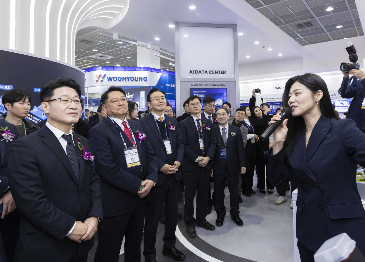 ▲LS일렉트릭이 4~6일 서울 코엑스에서 열리는 '일렉스 코리아 2026'에 참가한다. 사진은 구자균 LS일렉트릭 회장(앞줄 왼쪽 두번째)이 4일 LS일렉트릭 전시장에서 전시 안내를 청취하고 있는 모습 (사진제공-LS일렉트릭)