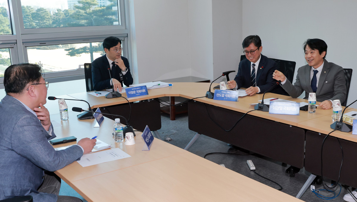 ▲더불어민주당 디지털자산 태스크포스(TF) 위원장인 이정문 의원이 지난달 28일 국회의원회관에서 열린 TF 회의에서 TF 소속 의원들과 대화하고 있다.  (연합뉴스)