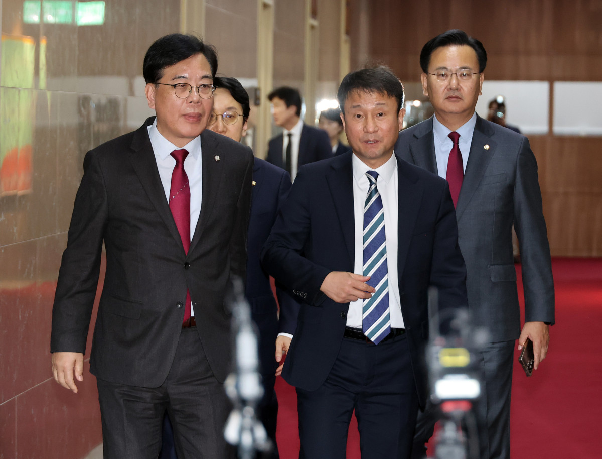 ▲더불어민주당 한병도 원내대표(앞줄 오른쪽)와 국민의힘 송언석 원내대표(앞줄 왼쪽)가 4일 국회 의장실에서 향후 일정을 논의한 뒤 나오고 있다. 뒤는 더불어민주당 천준호 원내운영수석부대표와 국민의힘 유상범 원내운영수석부대표.  (연합뉴스)