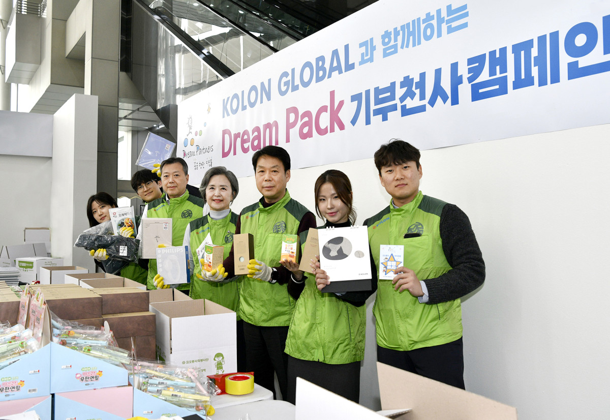 ▲4일 경기 과천시 코오롱타워 본관에서 열린 ‘드림팩 기부천사 캠페인’ 현장에서 (사진 오른쪽 세번째부터 왼쪽으로) 김영범 코오롱글로벌 대표, 서창희 코오롱사회봉사단 총단장, 김현기 사회공헌사무국장 등 봉사단원들이 기념촬영을 하고 있다. (사진= 코오롱)