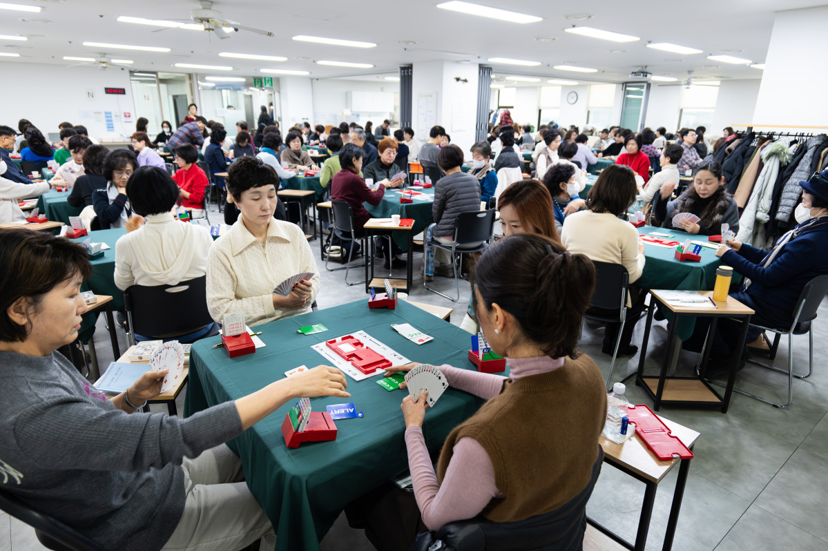 ▲2월 4일 서울 강남구 한국브리지협회 회관에서 열린 ‘2월 회원의 날’ 시합에서 참가자들이 테이블마다 앉아 진지한 표정으로 경기에 임하고 있다.(이준호 기자)