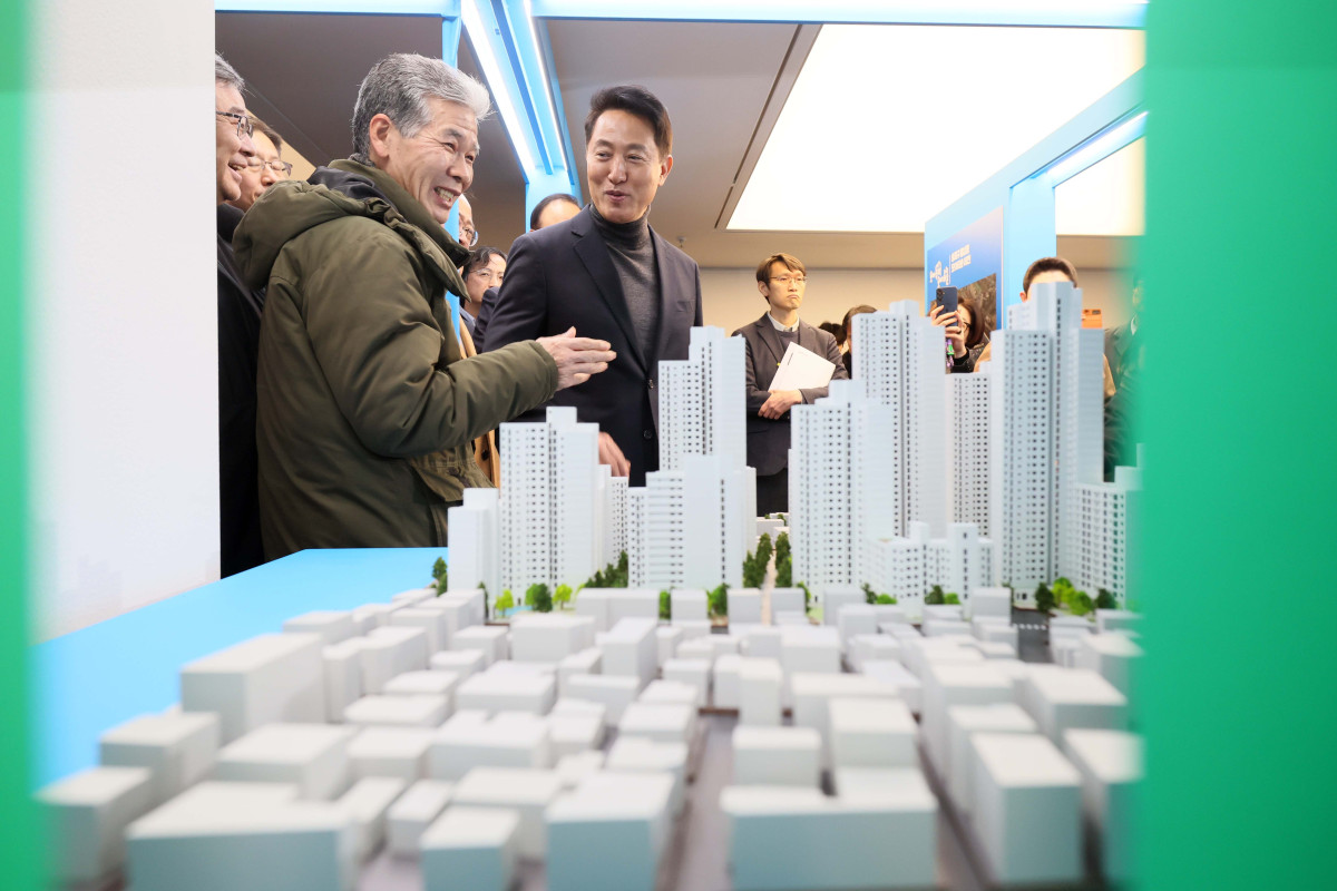 ▲오세훈 서울시장이 4일 서울 중구 서울도시건축전시관에서 열린 서울주택정책소통관 사전공개 및 간담회에서 주택정책소통관을 둘러보고 있다. 주거 정책과 관련한 시민의 궁금증을 해소하기 위해 서울시와 서울주택도시개발공사(SH)가 공동 개관한 '서울주택정책소통관'은 5일 정식으로 문을 연다. 아이 키우기 좋은 집 '미리내집'을 비롯해 정비사업의 새로운 길 '신속통합기획', 이웃과 함께 만드는 '모아주택'(타운) 등 서울시를 대표하는 다양한 주거 정책 정보들이 전시돼 있다. 신태현 기자 holjjak@