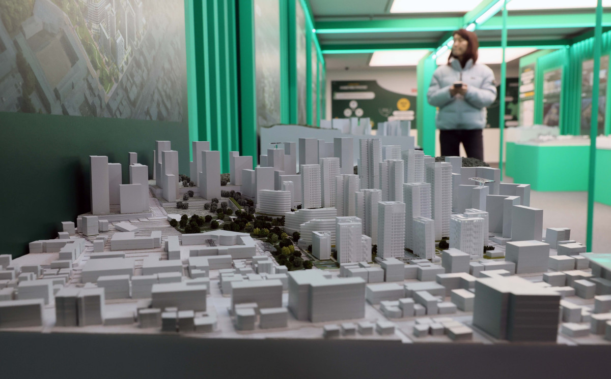 ▲4일 서울 중구 서울도시건축전시관에서 열린 서울주택정책소통관 사전공개 행사에서 시민들이 주택정책소통관을 둘러보고 있다. 주거 정책과 관련한 시민의 궁금증을 해소하기 위해 서울시와 서울주택도시개발공사(SH)가 공동 개관한 '서울주택정책소통관'은 5일 정식으로 문을 연다. 아이 키우기 좋은 집 '미리내집'을 비롯해 정비사업의 새로운 길 '신속통합기획', 이웃과 함께 만드는 '모아주택'(타운) 등 서울시를 대표하는 다양한 주거 정책 정보들이 전시돼 있다. 신태현 기자 holjjak@