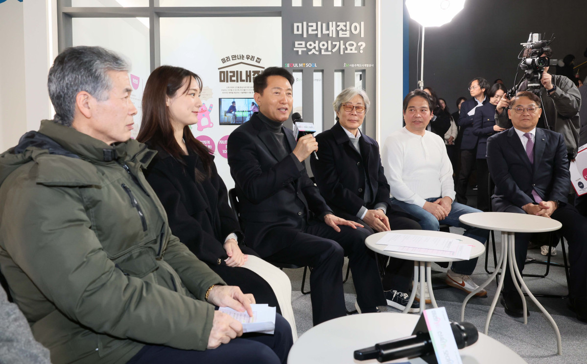 ▲오세훈 서울시장이 4일 서울 중구 서울도시건축전시관에서 열린 서울주택정책소통관 사전공개행사에서 시민들과 간담회를 갖고 있다. 주거 정책과 관련한 시민의 궁금증을 해소하기 위해 서울시와 서울주택도시개발공사(SH)가 공동 개관한 '서울주택정책소통관'은 5일 정식으로 문을 연다. 아이 키우기 좋은 집 '미리내집'을 비롯해 정비사업의 새로운 길 '신속통합기획', 이웃과 함께 만드는 '모아주택'(타운) 등 서울시를 대표하는 다양한 주거 정책 정보들이 전시돼 있다. 신태현 기자 holjjak@