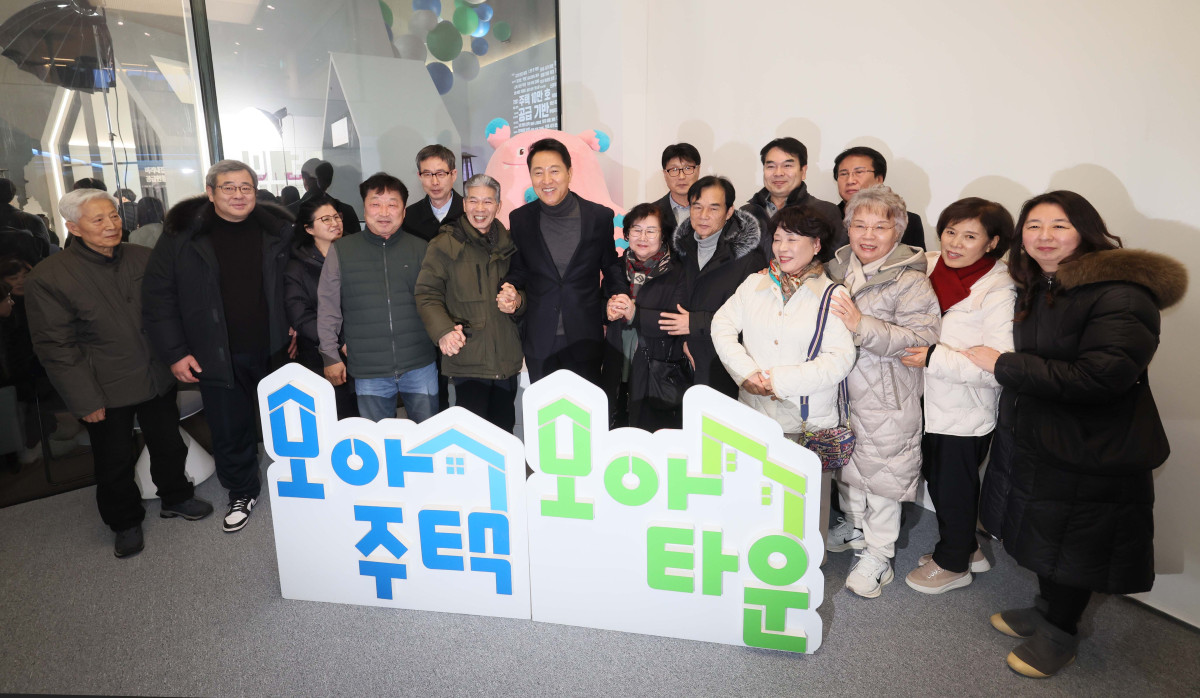 ▲오세훈 서울시장이 4일 서울 중구 서울도시건축전시관에서 열린 서울주택정책소통관 사전공개 및 간담회에서 참석자들과 기념촬영을 하고있다. 주거 정책과 관련한 시민의 궁금증을 해소하기 위해 서울시와 서울주택도시개발공사(SH)가 공동 개관한 '서울주택정책소통관'은 5일 정식으로 문을 연다. 아이 키우기 좋은 집 '미리내집'을 비롯해 정비사업의 새로운 길 '신속통합기획', 이웃과 함께 만드는 '모아주택'(타운) 등 서울시를 대표하는 다양한 주거 정책 정보들이 전시돼 있다. 신태현 기자 holjjak@