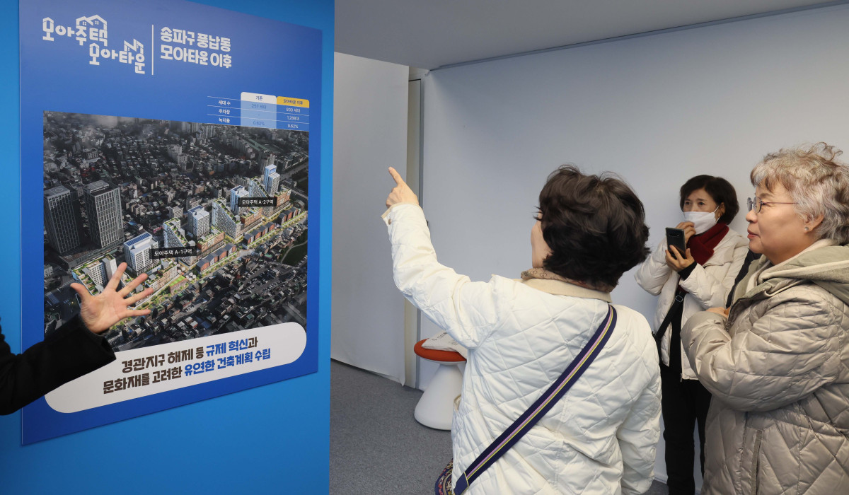 ▲4일 서울 중구 서울도시건축전시관에서 열린 서울주택정책소통관 사전공개 행사에서 시민들이 주택정책소통관을 둘러보고 있다. 주거 정책과 관련한 시민의 궁금증을 해소하기 위해 서울시와 서울주택도시개발공사(SH)가 공동 개관한 '서울주택정책소통관'은 5일 정식으로 문을 연다. 아이 키우기 좋은 집 '미리내집'을 비롯해 정비사업의 새로운 길 '신속통합기획', 이웃과 함께 만드는 '모아주택'(타운) 등 서울시를 대표하는 다양한 주거 정책 정보들이 전시돼 있다. 신태현 기자 holjjak@