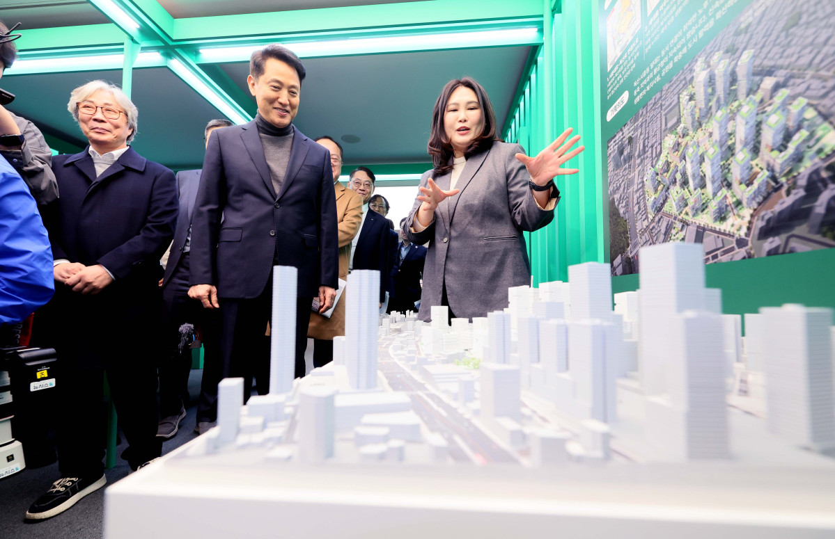 ▲오세훈 서울시장이 4일 서울 중구 서울도시건축전시관에서 열린 서울주택정책소통관 사전공개 및 간담회에서 주택정책소통관을 둘러보고 있다. 주거 정책과 관련한 시민의 궁금증을 해소하기 위해 서울시와 서울주택도시개발공사(SH)가 공동 개관한 '서울주택정책소통관'은 5일 정식으로 문을 연다. 아이 키우기 좋은 집 '미리내집'을 비롯해 정비사업의 새로운 길 '신속통합기획', 이웃과 함께 만드는 '모아주택'(타운) 등 서울시를 대표하는 다양한 주거 정책 정보들이 전시돼 있다. 신태현 기자 holjjak@