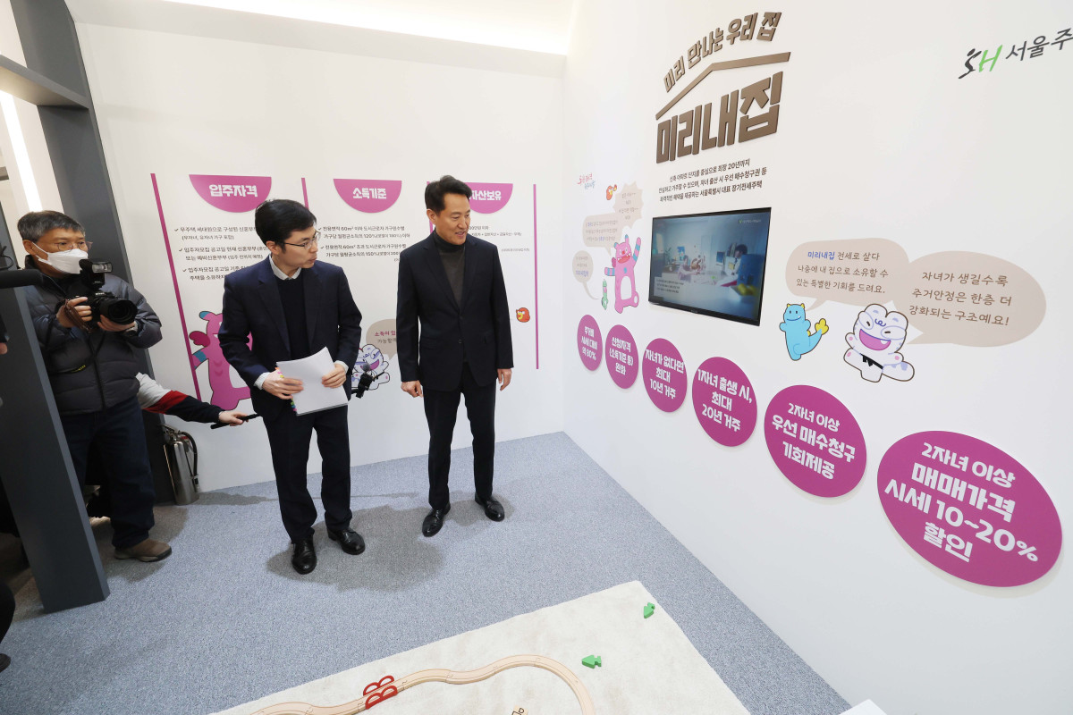▲오세훈 서울시장이 4일 서울 중구 서울도시건축전시관에서 열린 서울주택정책소통관 사전공개 및 간담회에서 주택정책소통관을 둘러보고 있다. 주거 정책과 관련한 시민의 궁금증을 해소하기 위해 서울시와 서울주택도시개발공사(SH)가 공동 개관한 '서울주택정책소통관'은 5일 정식으로 문을 연다. 아이 키우기 좋은 집 '미리내집'을 비롯해 정비사업의 새로운 길 '신속통합기획', 이웃과 함께 만드는 '모아주택'(타운) 등 서울시를 대표하는 다양한 주거 정책 정보들이 전시돼 있다. 신태현 기자 holjjak@