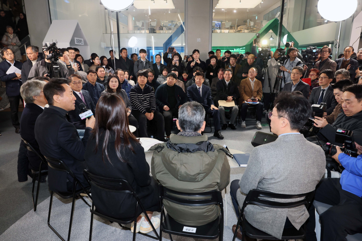 ▲오세훈 서울시장이 4일 서울 중구 서울도시건축전시관에서 열린 서울주택정책소통관 사전공개행사에서 시민들과 간담회를 갖고 있다. 주거 정책과 관련한 시민의 궁금증을 해소하기 위해 서울시와 서울주택도시개발공사(SH)가 공동 개관한 '서울주택정책소통관'은 5일 정식으로 문을 연다. 아이 키우기 좋은 집 '미리내집'을 비롯해 정비사업의 새로운 길 '신속통합기획', 이웃과 함께 만드는 '모아주택'(타운) 등 서울시를 대표하는 다양한 주거 정책 정보들이 전시돼 있다. 신태현 기자 holjjak@