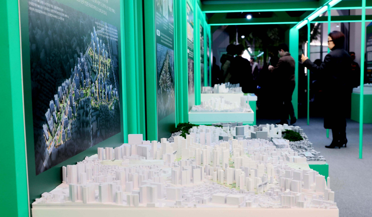 ▲4일 서울 중구 서울도시건축전시관에서 열린 서울주택정책소통관 사전공개 행사에서 시민들이 주택정책소통관을 둘러보고 있다. 주거 정책과 관련한 시민의 궁금증을 해소하기 위해 서울시와 서울주택도시개발공사(SH)가 공동 개관한 '서울주택정책소통관'은 5일 정식으로 문을 연다. 아이 키우기 좋은 집 '미리내집'을 비롯해 정비사업의 새로운 길 '신속통합기획', 이웃과 함께 만드는 '모아주택'(타운) 등 서울시를 대표하는 다양한 주거 정책 정보들이 전시돼 있다. 신태현 기자 holjjak@