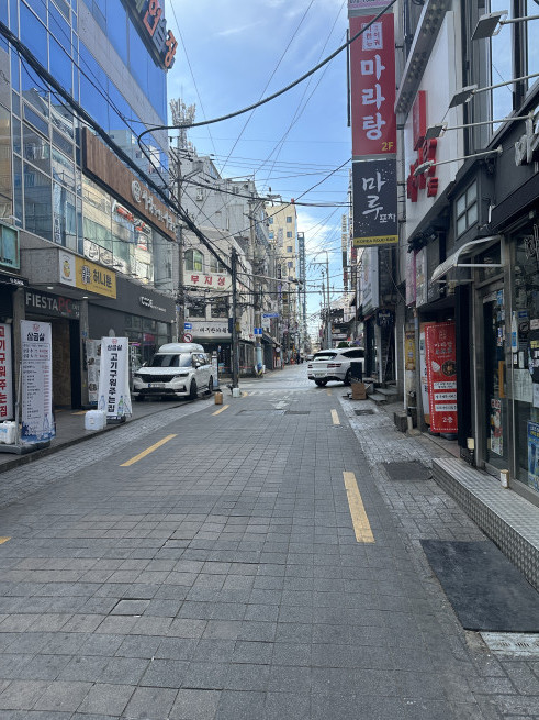 ▲부산 남구 경성대부경대역 상권. 방학임을 감안하더라도 가게를 이용하는 학생은 눈에 띄게 준 모습이었다. (서이원 기자 @iwonseo96)