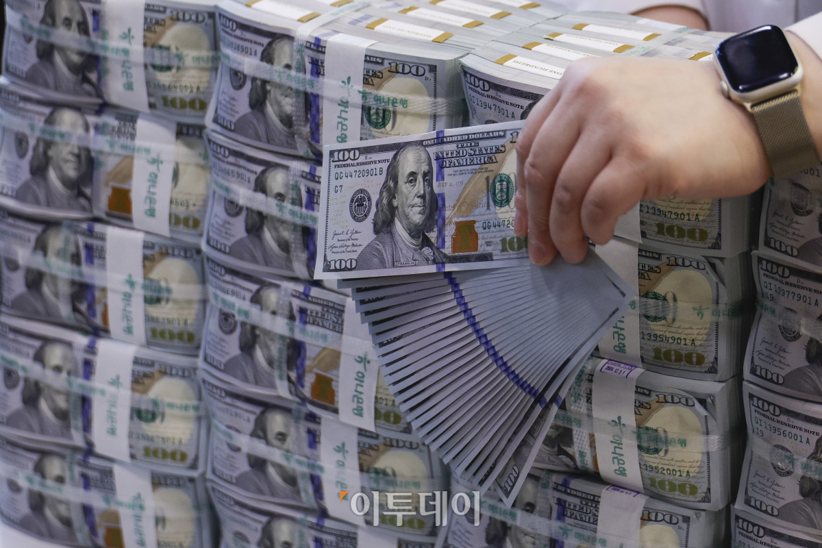 ▲1월 외환보유액이 고환율에 대응한 외환시장 안정화 조치로 2개월 연속 감소했다. 4일 한국은행에 따르면 1월 말 기준 우리나라 외환보유액은 4259억1000만 달러로 전월보다 21억5000만 달러 감소했다. 지난해 12월 말(26억 달러)에 이어 두 달 연속 감소세다. 이날 서울 중구 하나은행 위변조대응센터에 관계자가 보유중인 달러를 정리하고 있다. 조현호 기자 hyunho@