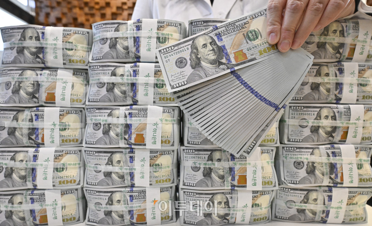▲1월 외환보유액이 고환율에 대응한 외환시장 안정화 조치로 2개월 연속 감소했다. 4일 한국은행에 따르면 1월 말 기준 우리나라 외환보유액은 4259억1000만 달러로 전월보다 21억5000만 달러 감소했다. 지난해 12월 말(26억 달러)에 이어 두 달 연속 감소세다. 이날 서울 중구 하나은행 위변조대응센터에 관계자가 보유중인 달러를 정리하고 있다. 조현호 기자 hyunho@