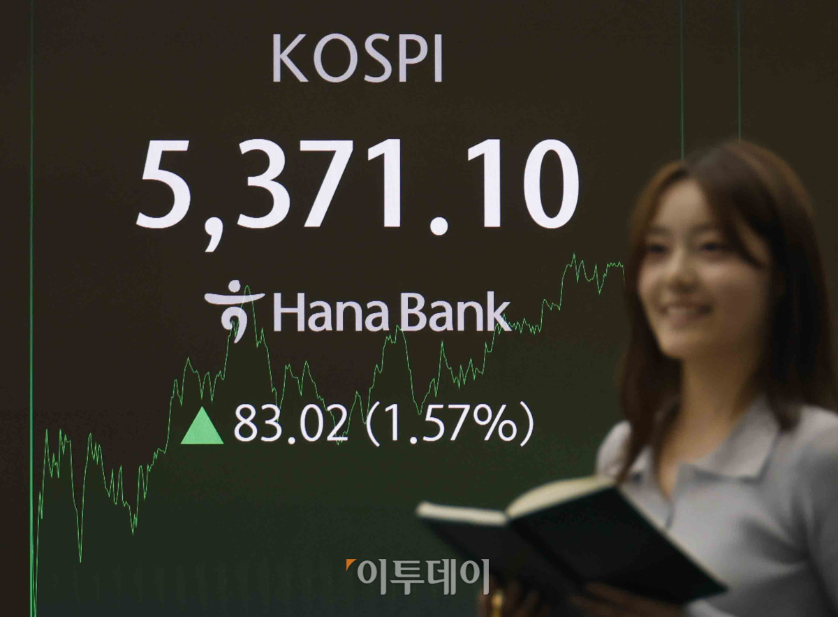 ▲코스피가 5300선을 돌파하며 사상 최고치를 경신한 4일 서울 중구 하나은행 딜링룸 전광판에 코스피가 표시돼 있다. 이날 코스피 지수는 전 거래일보다 83.02(1.57%) 포인트 상승한 5371.10을 나타내고 있다. 조현호 기자 hyunho@