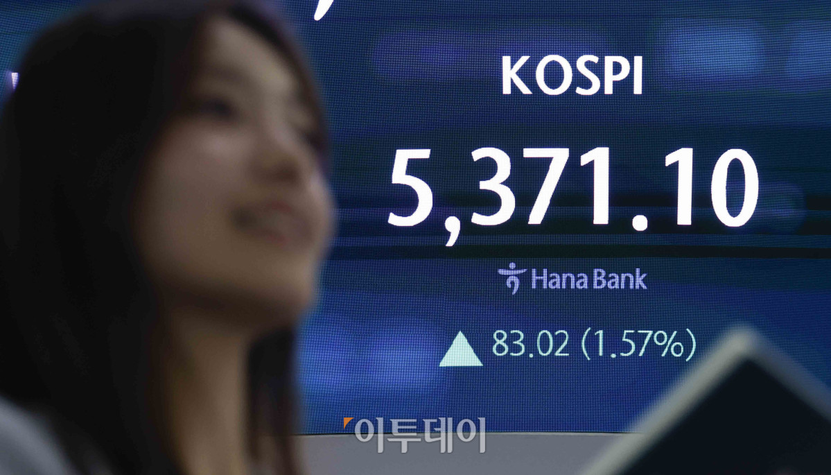 ▲코스피가 5300선을 돌파하며 사상 최고치를 경신한 4일 서울 중구 하나은행 딜링룸 전광판에 코스피가 표시돼 있다. 이날 코스피 지수는 전 거래일보다 83.02(1.57%) 포인트 상승한 5371.10을 나타내고 있다. 조현호 기자 hyunho@