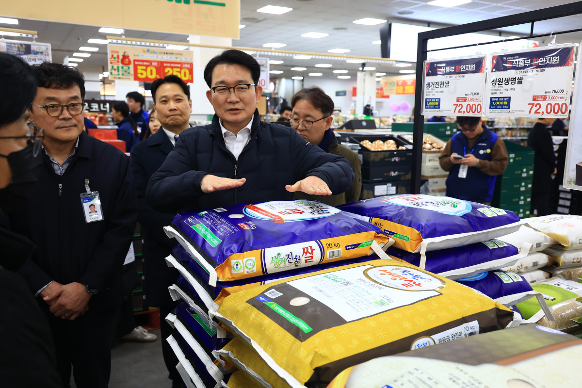 ▲김종구 농림축산식품부 차관이 4일 농협 하나로마트 청주점을 찾아 설 성수품 등 농축산물 수급과 가격 동향을 점검하고 있다. (사진제공=농림축산식품부)