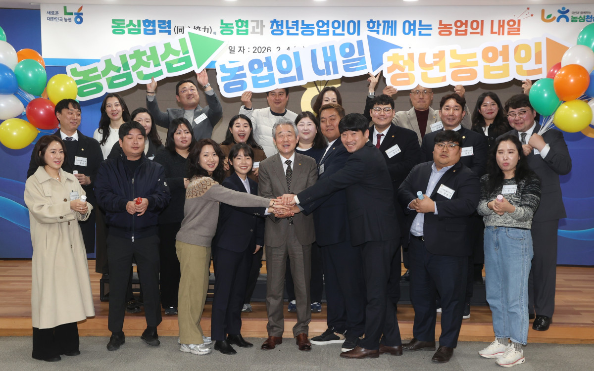 ▲강호동 농협중앙회장(앞줄 가운데)이 4일 4일 서울 중구 본관에서 청년농업인상 수상자협의회와 청년여성농업인협동조합 소속 청년 농업인 22명과 간담회를 열고 기념 촬영을 하고 있다. (사진제공-농협중앙회)