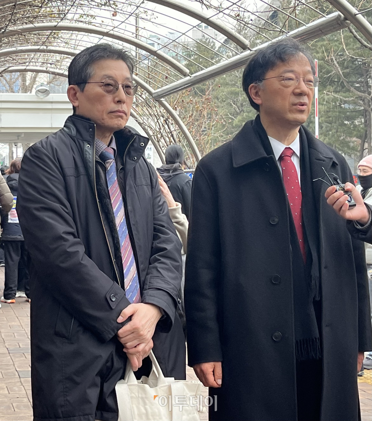 ▲고(故) 박원순 전 서울시장의 아들 박주신 고려대 건축학과 교수의 병역 비리 의혹을 허위로 제기한 혐의로 재판에 넘겨진 양승오 박사(왼쪽)와 차기환 변호사가 4일 오후 서울 서초구 서울고등법원에서 열린 항소심 선고 공판을 마친 뒤 입장을 밝히고 있다.  (박진희 기자 jinhee12@)