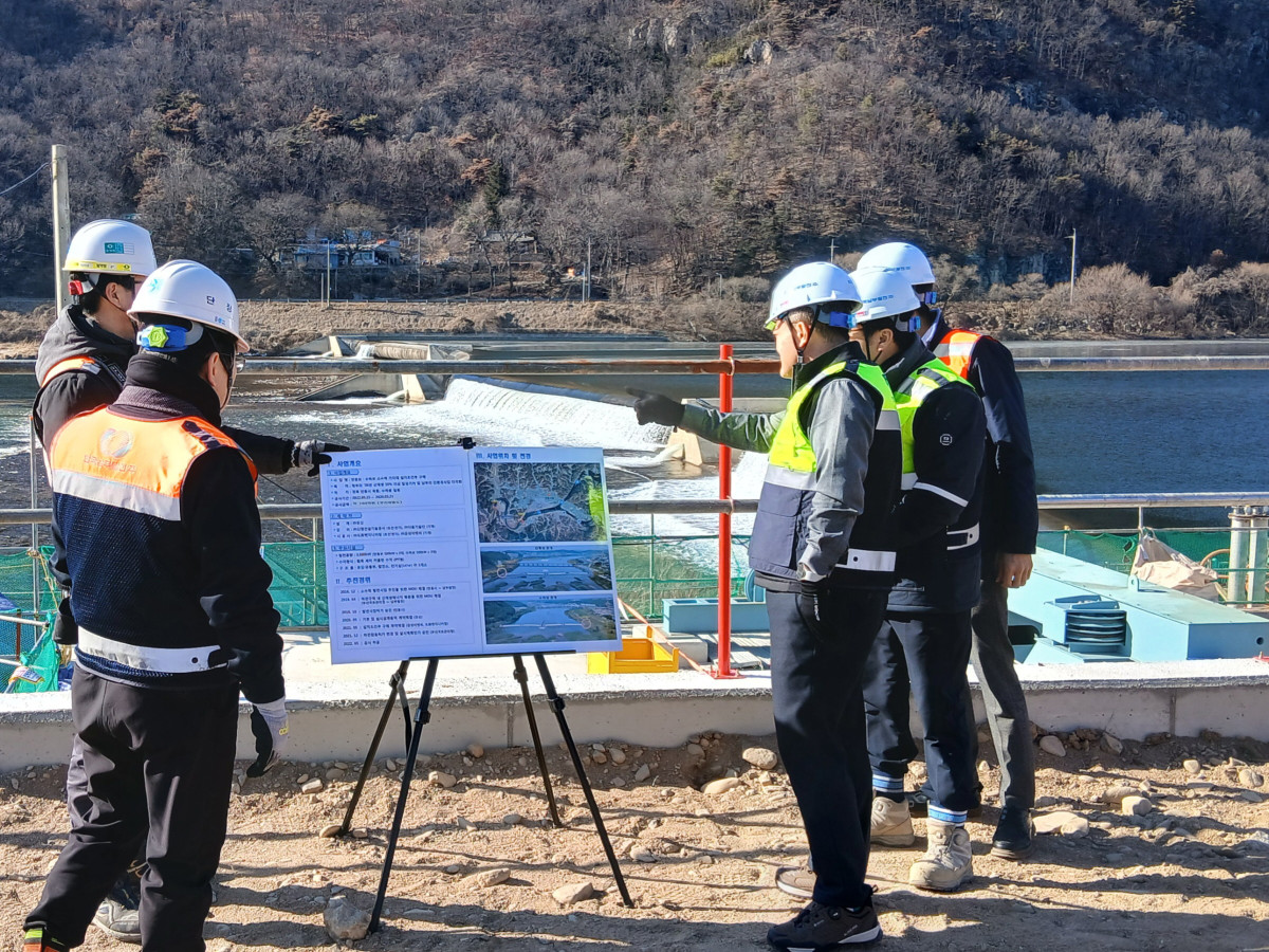 ▲윤상옥 한국남부발전 재생에너지본부장(오른쪽 세 번째)이 지난 3일 수하보 소수력 발전소 건설현장을 방문해 안전경영을 실시했다. (사진제공=한국남부발전)